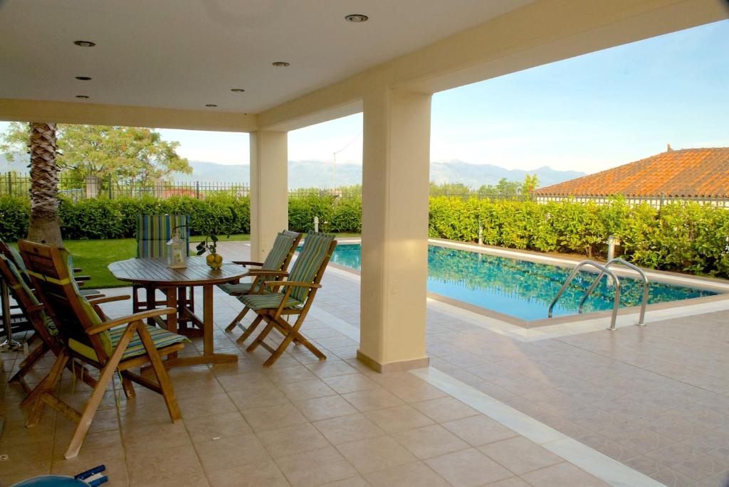 Luxury villa with a swimming pool in Lefkochoara, Messinias photo 4