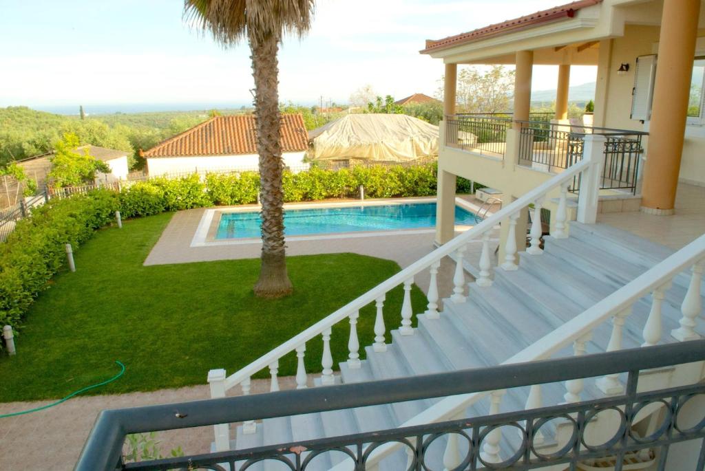 Luxury villa with a swimming pool in Lefkochoara, Messinias photo 2