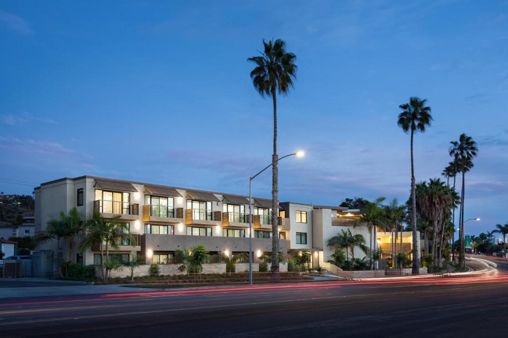 Holiday Inn Express & Suites La Jolla – Windansea Beach, an IHG Hotel image