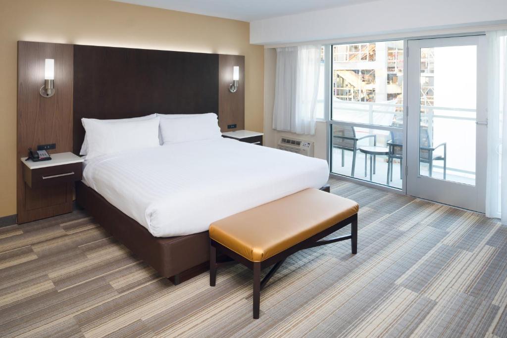 Holiday Inn Express San Diego Downtown Room Type - Queen HearAccessible Tran Shower Nosmk