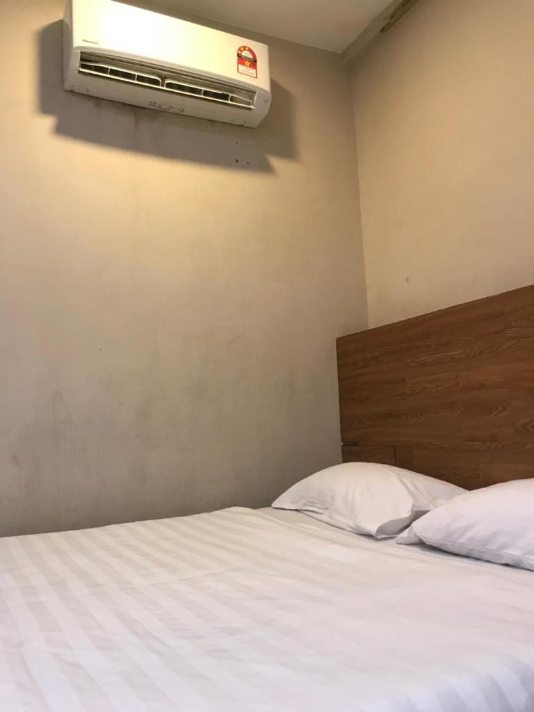 Двухместный (Стандартный двухместный номер с 1 кроватью или 2 отдельными кроватями, без окна), Iskandar Sinsuran Guesthouse