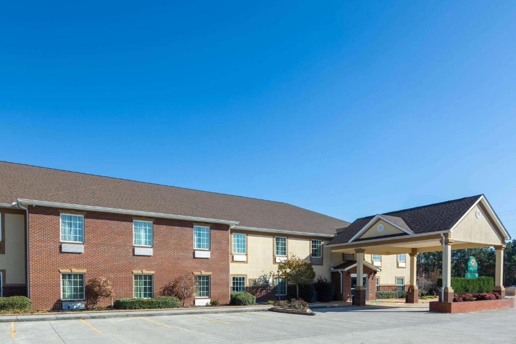 La Quinta Inn by Wyndham Calhoun South I-75 image