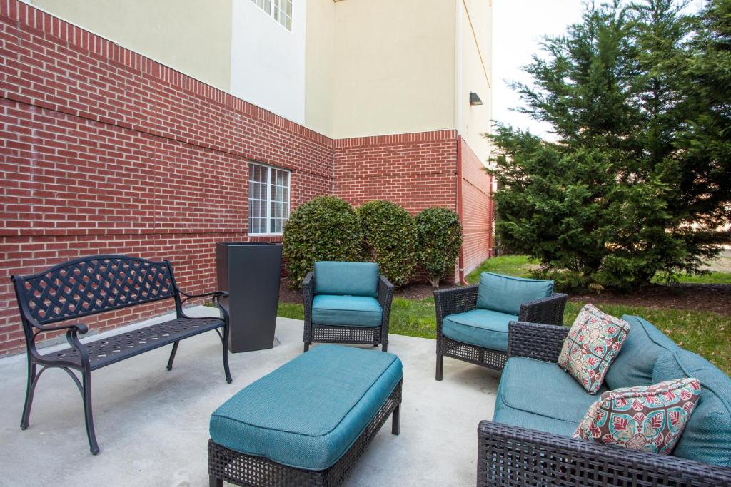 Candlewood Suites Virginia Beach Town Center, an IHG Hotel photo 2