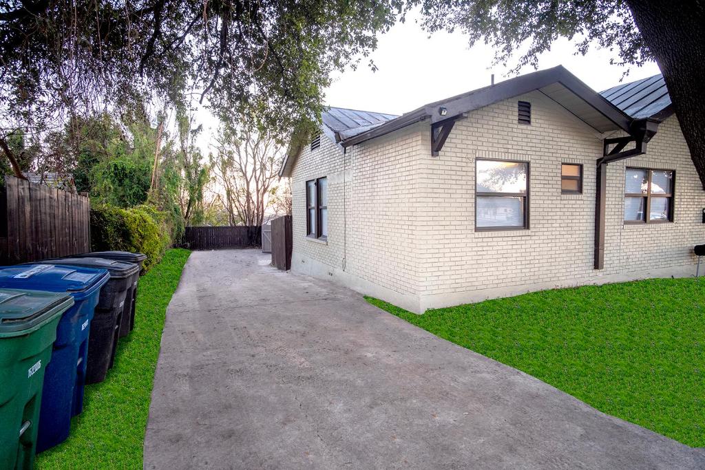 Cozy Downtown Guest House 2br/1ba Sleeps 8 image