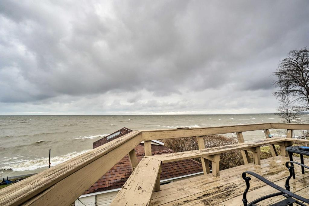 Waterfront Lake Erie Vacation Rental on the Strip! photo 2