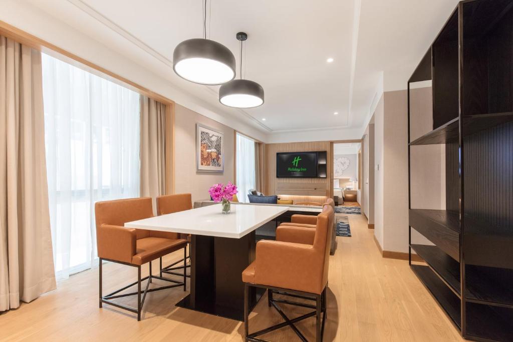 Сьюит (Люкс Platinum - Для некурящих), Отель Holiday Inn Bangkok