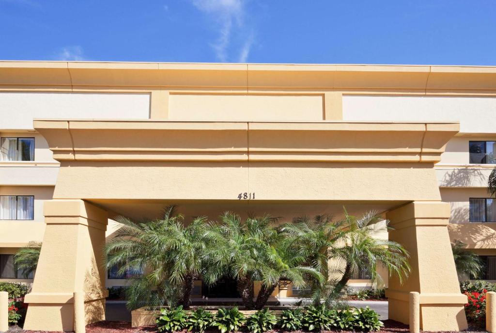 La Quinta Inn & Suites by Wyndham Tampa Fairgrounds - Casino image
