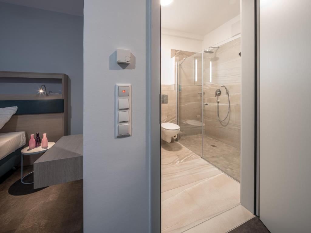Двухместный (Улучшенный двухместный номер с 1 кроватью), RS-HOTEL - smart luxury hotel & apartments, contactless and inspected