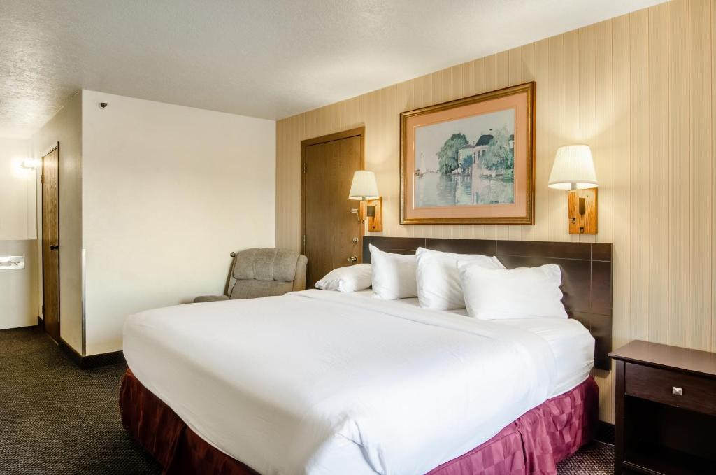 Americas Best Value Inn & Suites Ft Collins E at I-25 photo 2