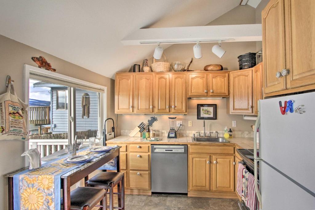 Idyllic Waterfront Cottage with Beach and Sunset Views! photo 4