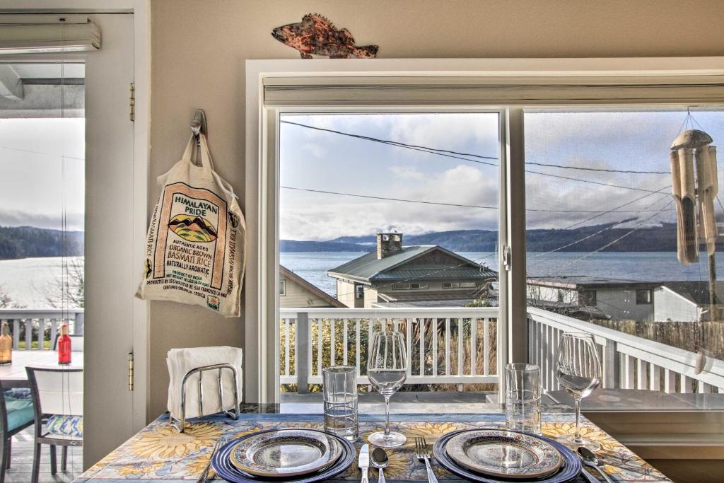 Idyllic Waterfront Cottage with Beach and Sunset Views! photo 3