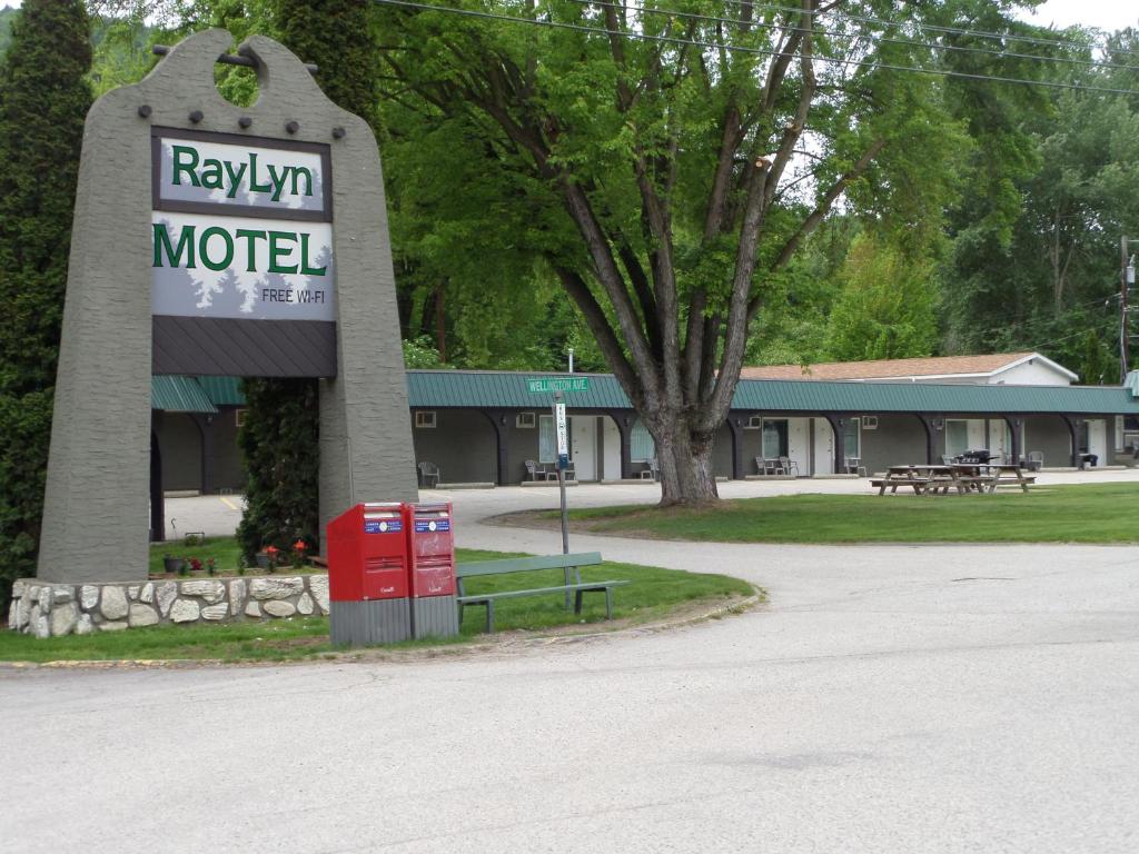 Ray Lyn Motel photo 3