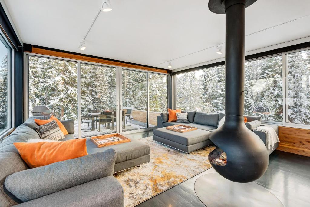 Award Winning Modern Luxury Chalet On River With Hot Tub & Amazing Views - 500 Dollars Of FREE Activities & Equipment Rentals Daily photo 3