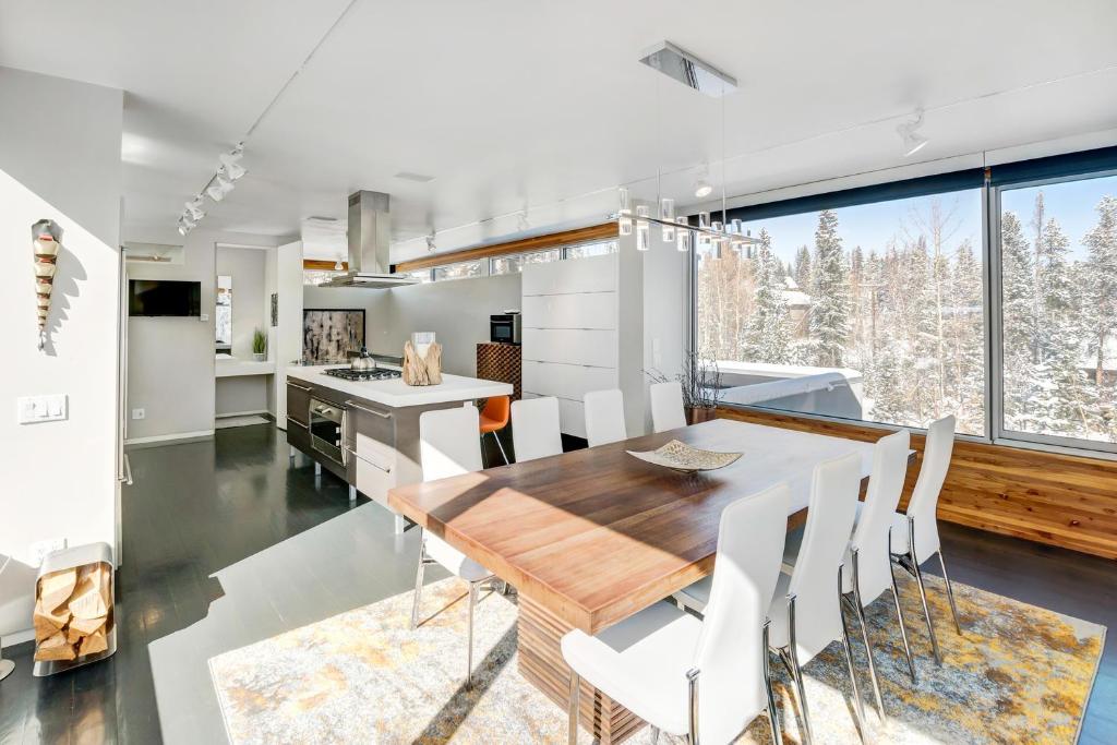 Award Winning Modern Luxury Chalet On River With Hot Tub & Amazing Views - 500 Dollars Of FREE Activities & Equipment Rentals Daily photo 2