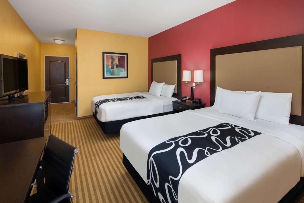 La Quinta Inn & Suites by Wyndham Atlanta-Union City image