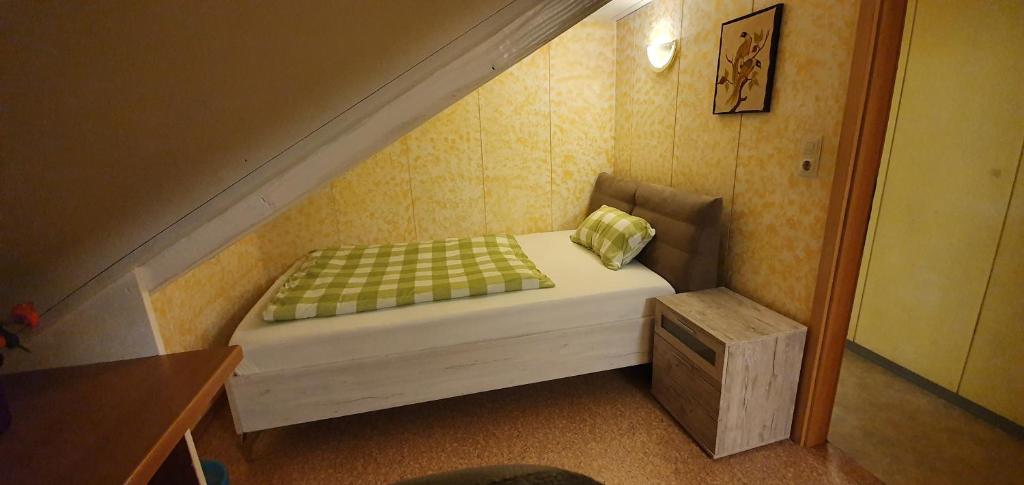 Sonnige ruhige Dachzimmer inkl WIFI plus Kaffee mit WG Dusche und neuer Küche photo 4