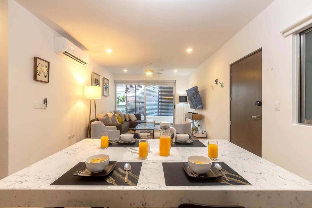 One Br Great Location, Large Roof Pool with beautiful views, Gym included! photo 2
