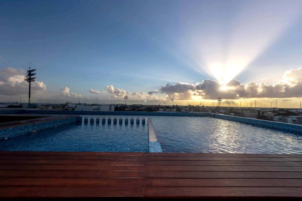 One Br Great Location, Large Roof Pool with beautiful views, Gym included! photo 1