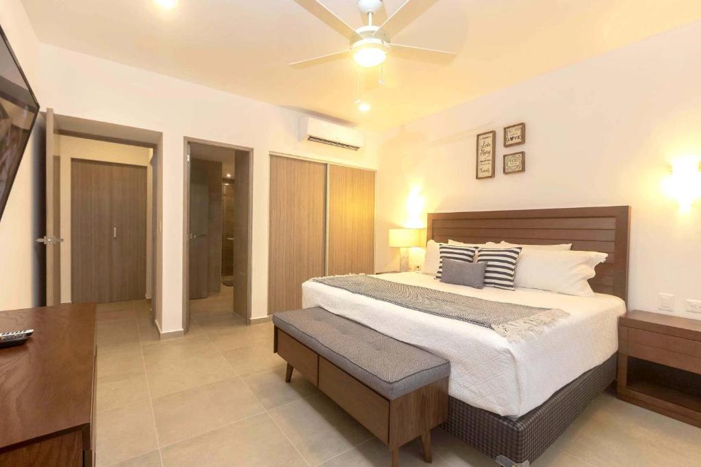 One Br Great Location, Large Roof Pool with beautiful views, Gym included! photo 4