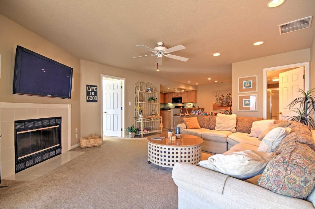 Luxe Lakeside Regatta Bay Getaway with Pool Access! photo 2