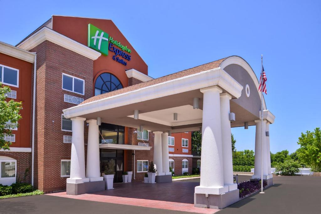 Holiday Inn Express Hotel & Suites Elgin, an IHG Hotel image