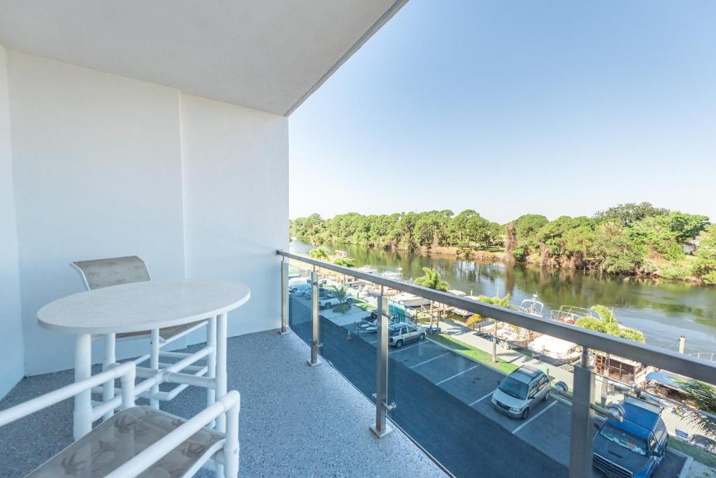 Cape Crossing Resort & Marina image