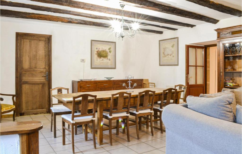 Awesome Home In Mayrinhac-lentour With 5 Bedrooms, Wifi And Outdoor Swimming Pool photo 2