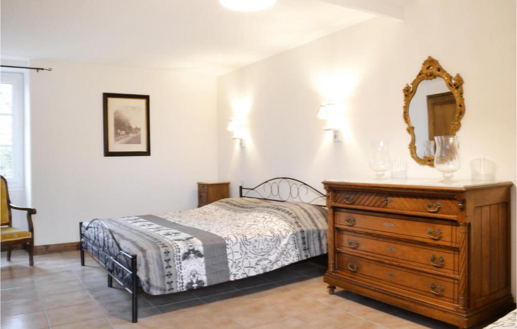 Awesome Home In Mayrinhac-lentour With 5 Bedrooms, Wifi And Outdoor Swimming Pool photo 3