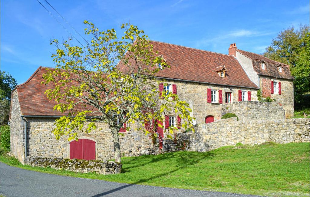 Awesome Home In Mayrinhac-lentour With 5 Bedrooms, Wifi And Outdoor Swimming Pool