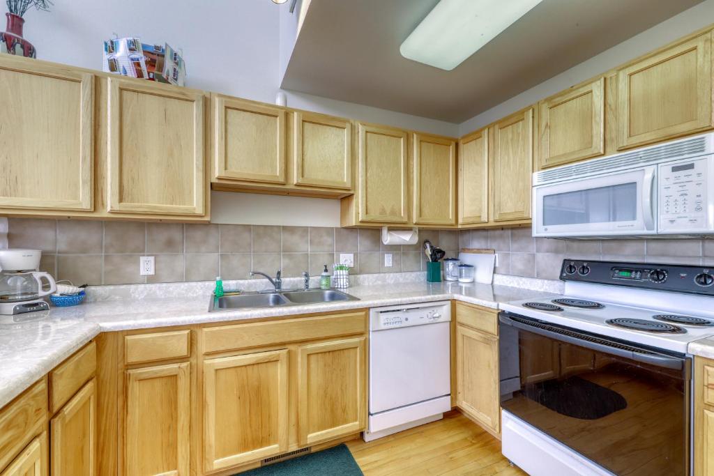 Cydney Ln 61C photo 3