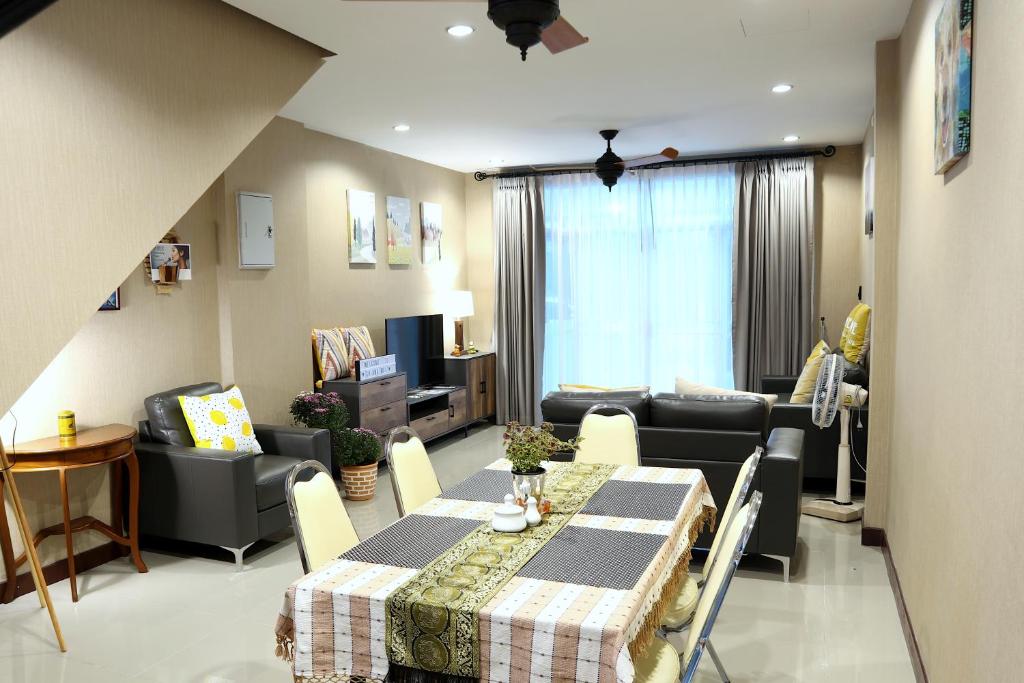 Modern Townhome at the Old City - Tap to explore photos