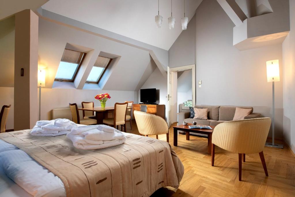 Апартаменты (Двухуровневые апартаменты Делюкс), Red Brick Apartments