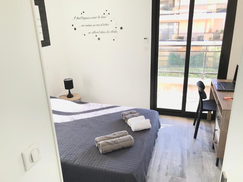 Appartement 3 pieces, refait a neuf, haut standing, piscine, mer a pieds photo 3