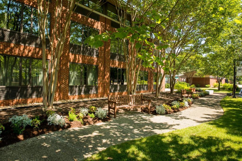 Williamsburg Woodlands Hotel & Suites, an official Colonial Williamsburg Hotel photo 2