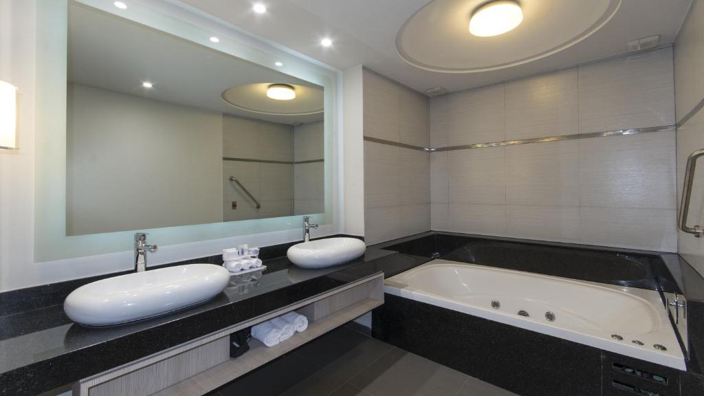 Сьюит (Представительский люкс - Для некурящих), Holiday Inn Express Mexico- Toreo
