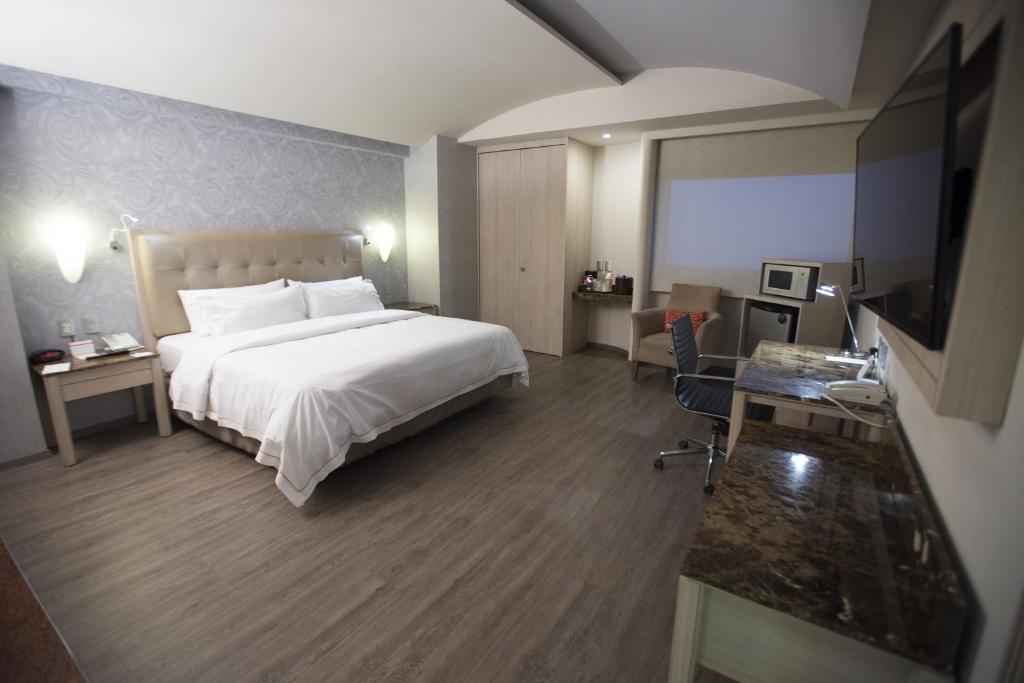 Двухместный (Улучшенный номер с кроватью размера «king-size»), Holiday Inn Express Mexico- Toreo