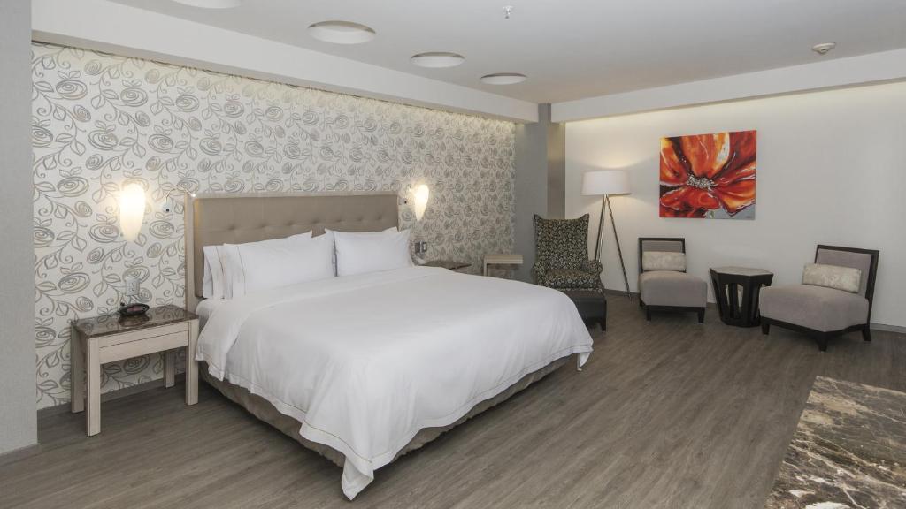 Сьюит (Представительский люкс - Для некурящих), Holiday Inn Express Mexico- Toreo
