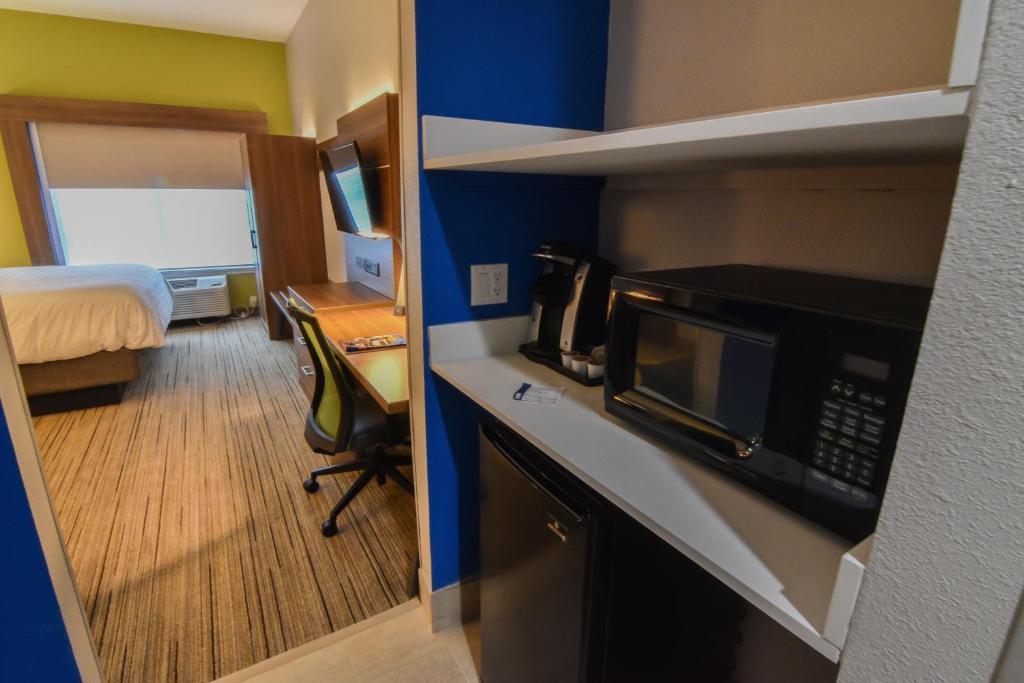 Holiday Inn Express & Suites INDIANAPOLIS NORTHWEST - Tap to explore photos