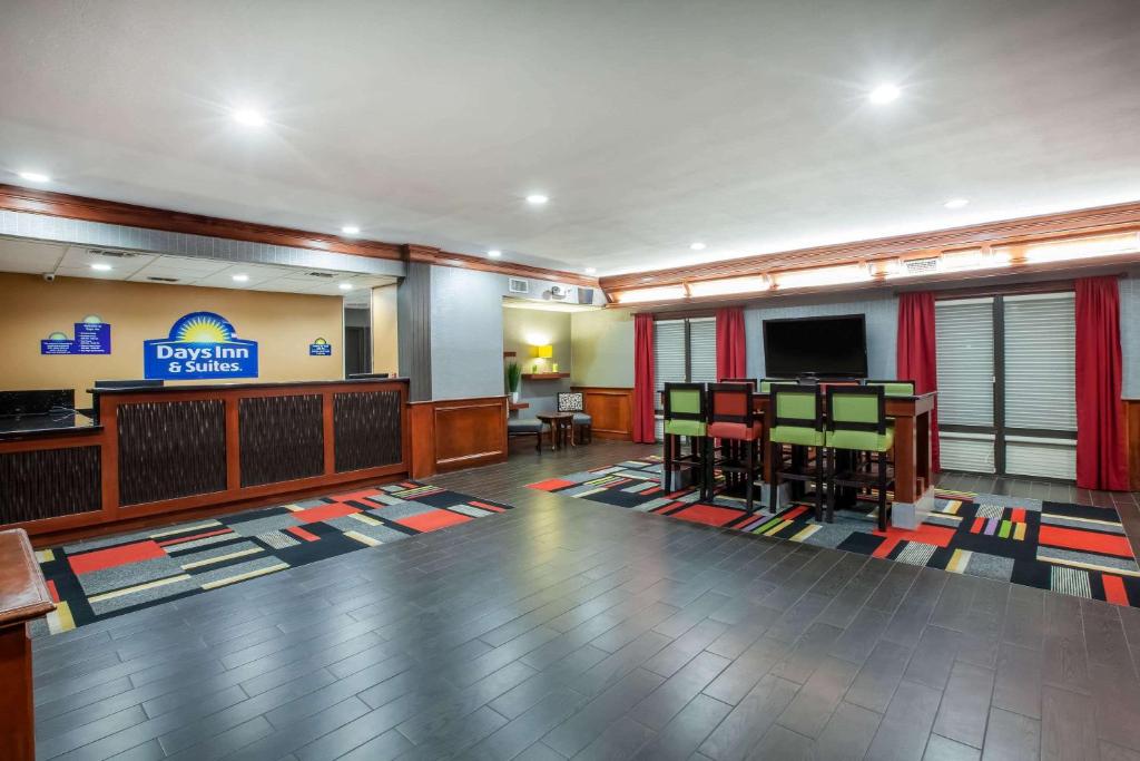 Days Inn & Suites by Wyndham Tyler photo 2