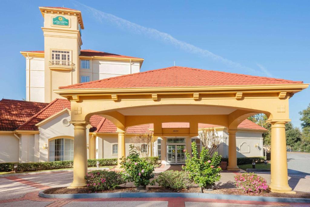 La Quinta Inn & Suites by Wyndham Ocala image