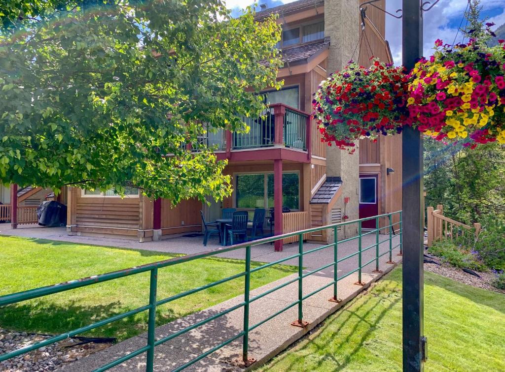 Panorama Mountain Resort - Horsethief Lodge with Fairmont Creek photo 2