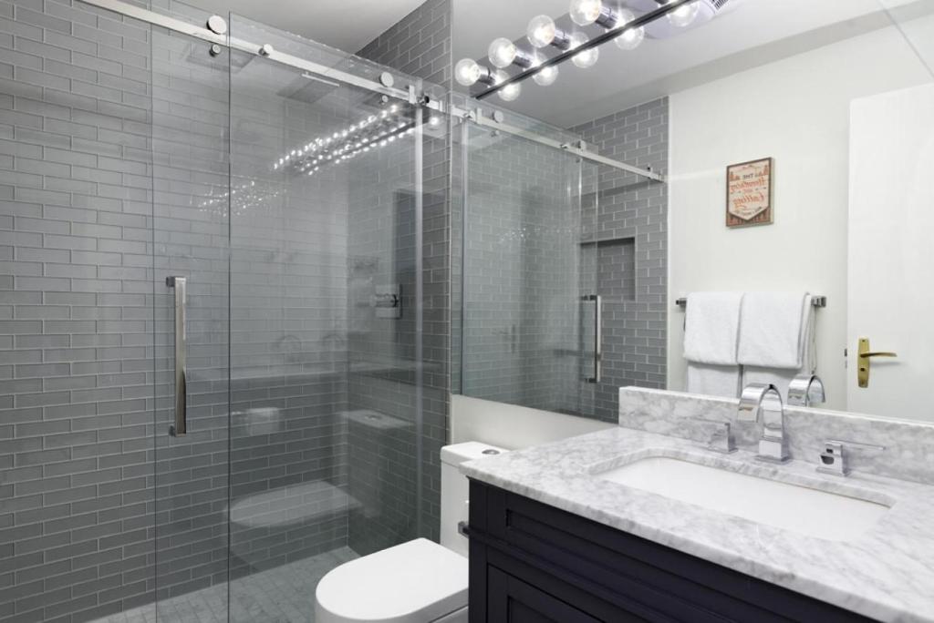 Chateau Snow Unit 202, Renovated Condo with Great Natural Light, Excellent Location image