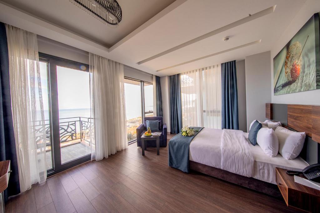 Peerless Villas Hotel Room Type - Deluxe Suite with Balcony and Sea View