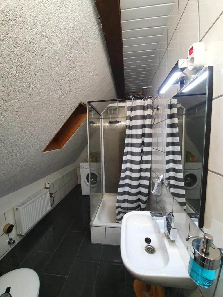 Dachgeschosswohnung in Neumünster 2 Zimmer photo 4