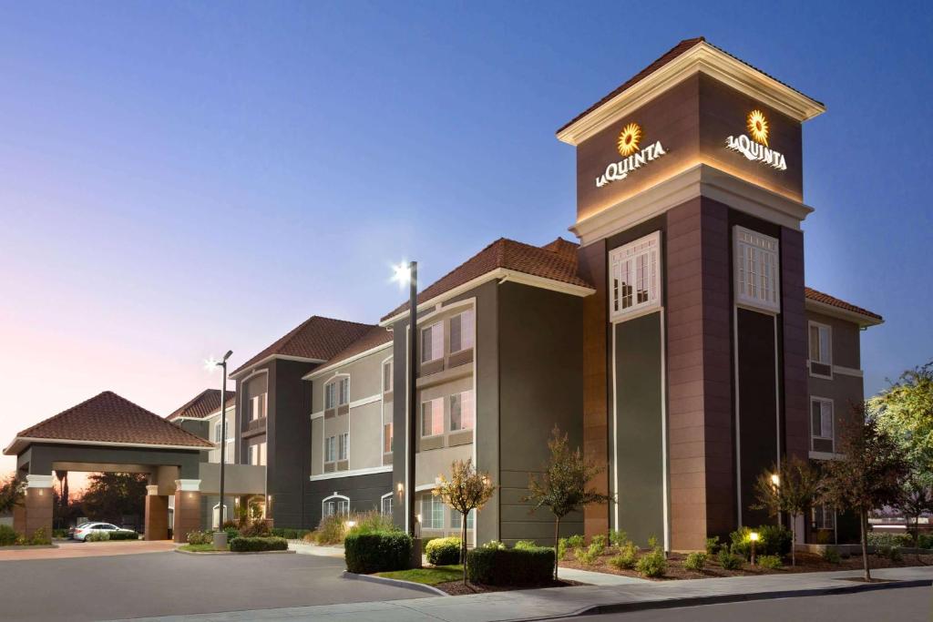 La Quinta Inn & Suites by Wyndham Fresno Northwest image