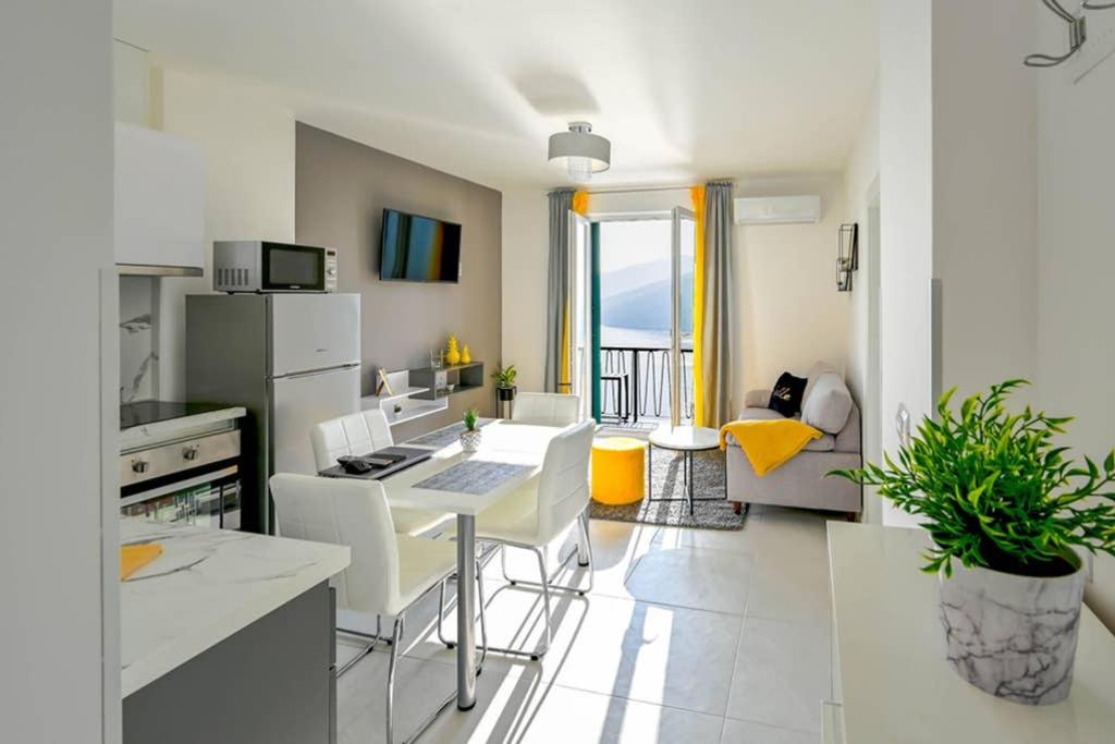 Apartment Noemi with a direct beach view photo 4