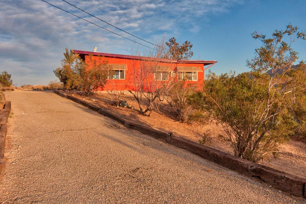 Chuck's Cabin in a Joshua Tree Community photo 1