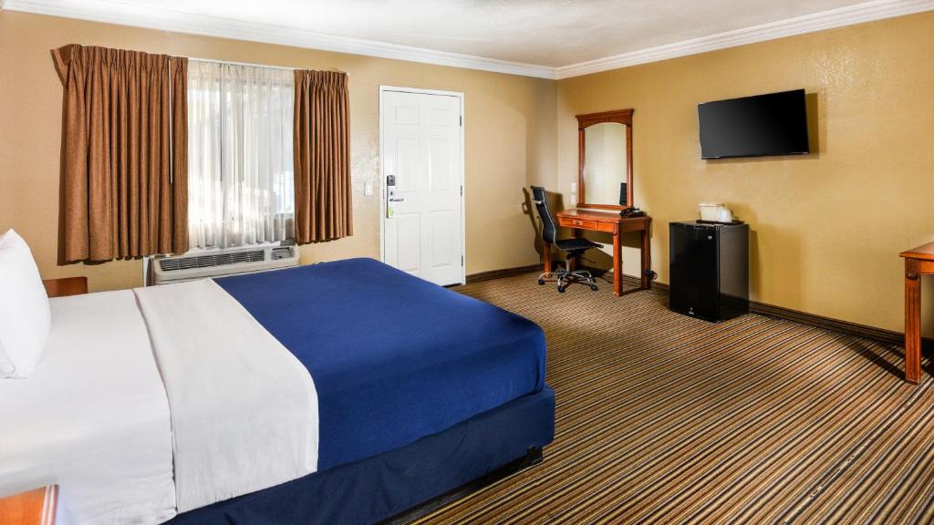Двухместный (Номер с кроватью размера «king-size»), Hollywood Inn Express North
