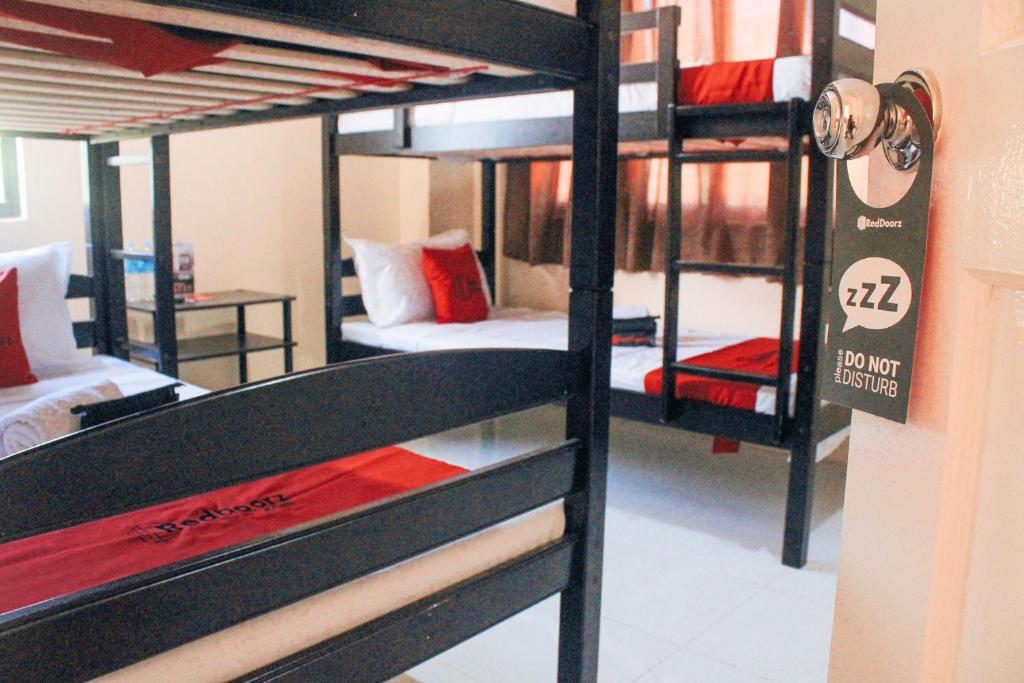 Четырехместный (Четырехместный номер), RedDoorz near Panglao Municipal Hall