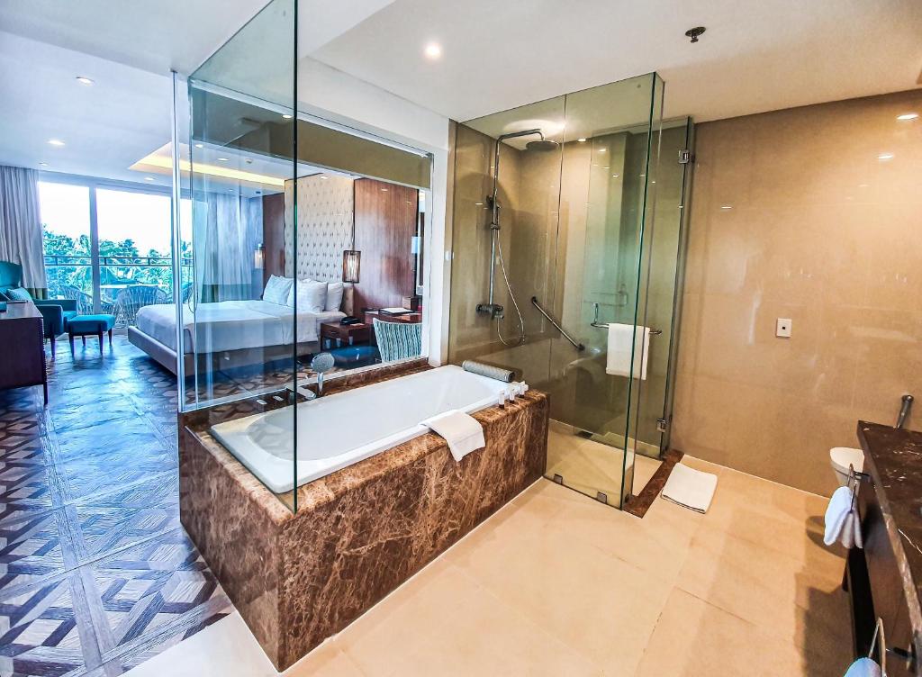 Сьюит (Люкс «Премиум» с кроватью размера «king-size»), Movenpick Resort & Spa Boracay